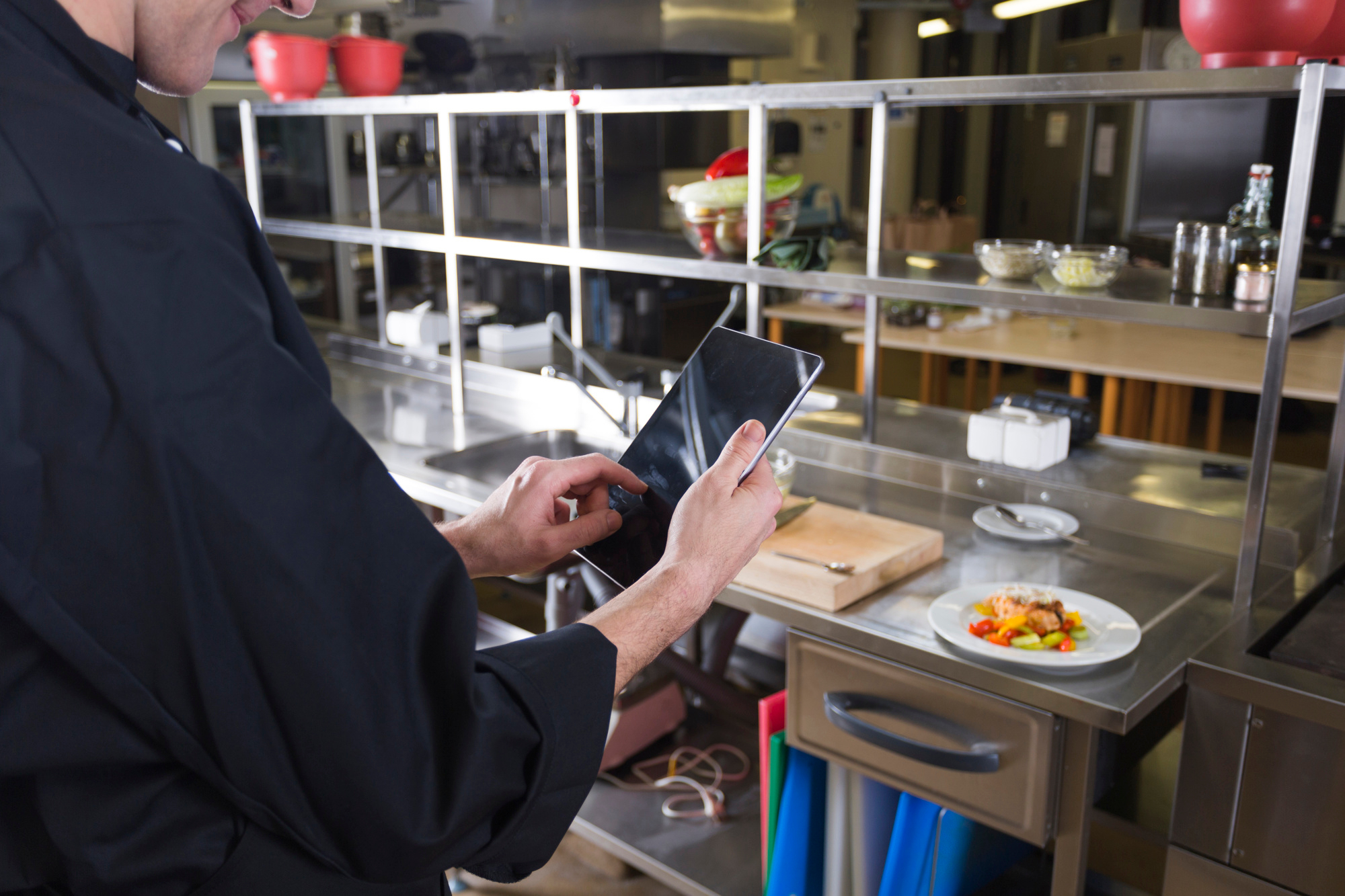 Read more about the article How Online Ordering Revolutionizes Restaurant Operations and Boosts Performance